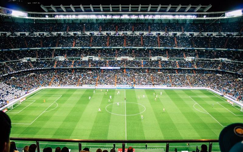 球员从中场带球长途奔袭连过数人后射门得分