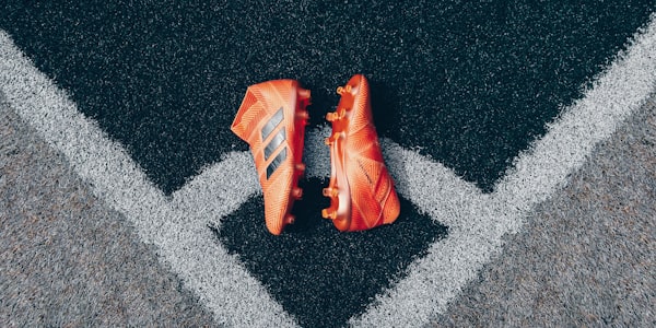 中国女足球员在比赛中带球突破，表情专注